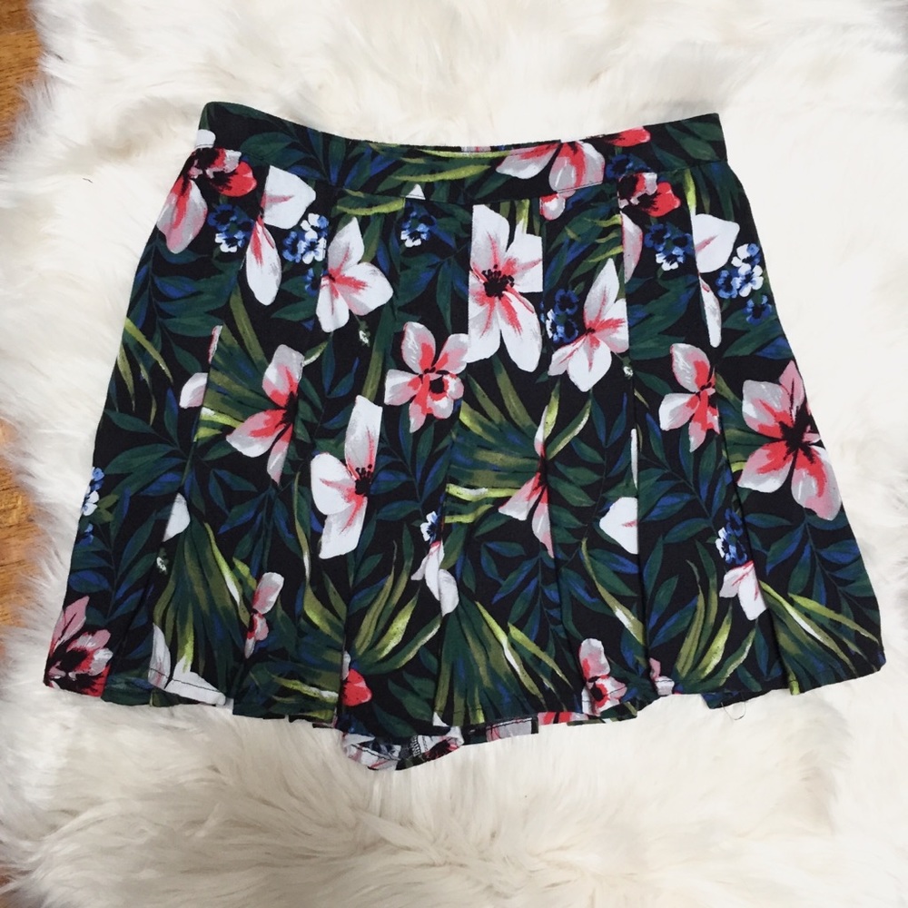 ☀️Hollister Floral Navy Pleated Shorts Size Small